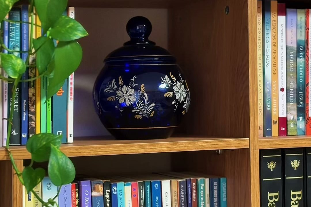 Consultório da RM Psicologia com mesa e poltronas, em Lavras