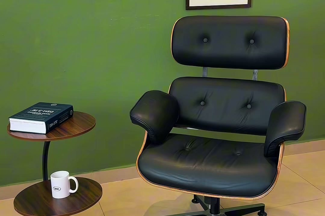 Sala de atendimento da RM Psicologia com poltrona e quadros