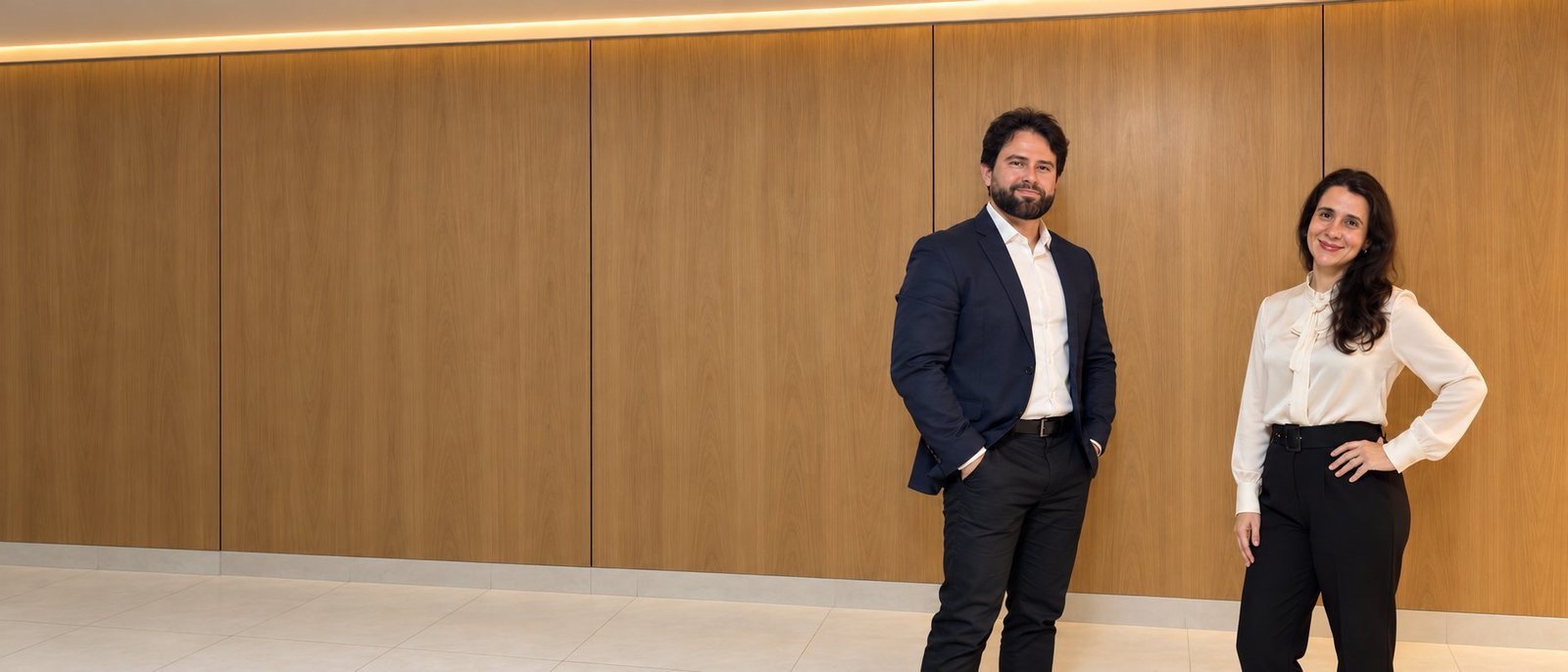 Rodrigo Oliveira e Milene Duarte, psicólogos da RM Psicologia, na recepção do consultório em Lavras/MG